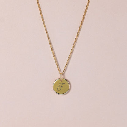Colgante de disco con inicial pequeña en plata de ley - 10 mm