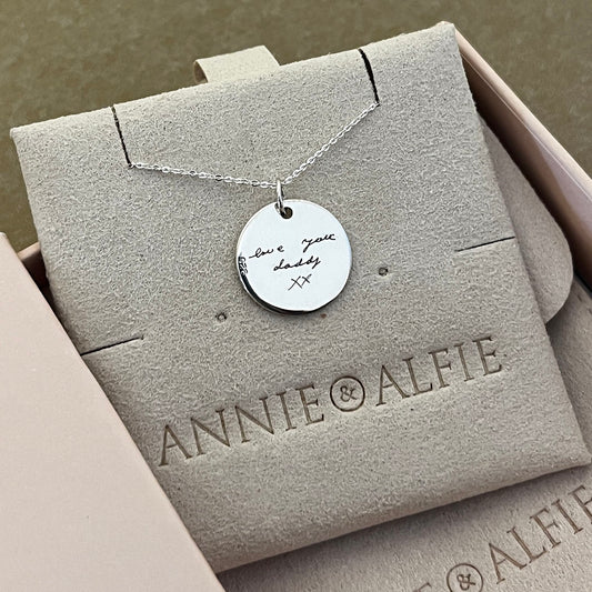 Collar con la letra de un ser querido en un disco
